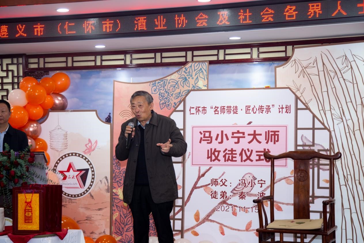 吕玉华"今天有冯小宁大师的收徒,其宗旨在充分发挥老一辈专家的示范